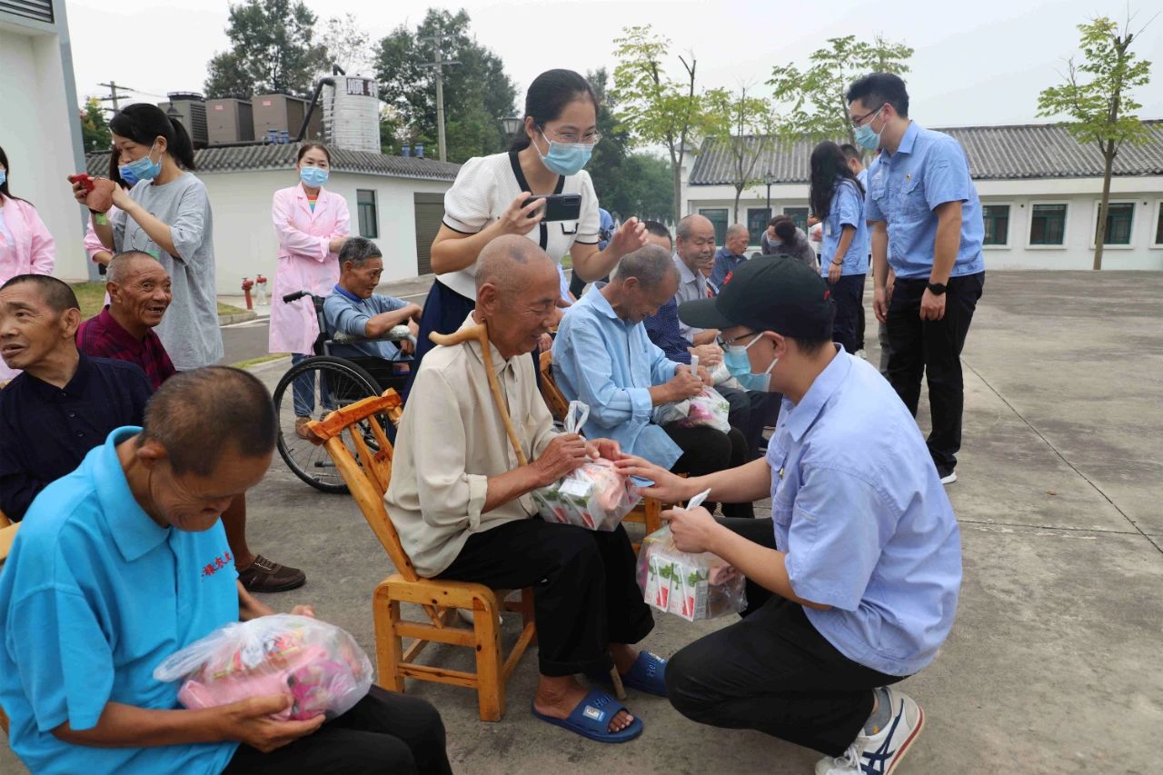 中秋佳节庆团圆 情系孤寡老人心